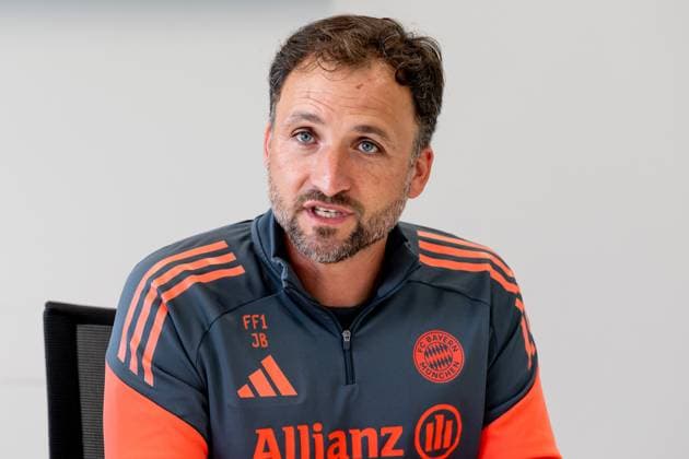 Jose Barcala (Chef-Trainer, FC Bayern Muenchen Frauen) beim Pressetalk vor dem offiziellen Training. FC Bayern Muenchen Frauen, Fussball, Google Pixel Frauen-Bundesliga, Trainingseinheit, Saison 2025 2026, 21.07.2025. (DFL DFB REGULATIONS PROHIBIT ANY USE OF PHOTOGRAPHS as IMAGE SEQUENCES and or QUASI-VIDEO). FC Bayern Muenchen Frauen, Fussball, Google Pixel Frauen-Bundesliga, Trainingseinheit, Saison 2025 2026, 21.07.2025. Muenchen Copyright: xEibner-Pressefoto HeikexFeinerx EP_HFR
