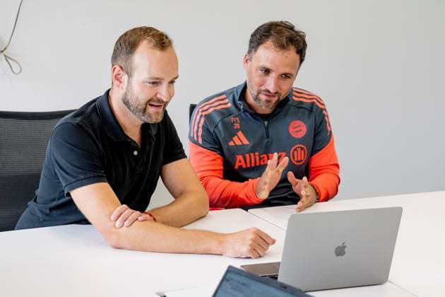 Josef Thaurer (Pressesprecher, FC Bayern Muenchen Frauen) und Jose Barcala (Chef-Trainer, FC Bayern Muenchen Frauen) begruessen die digital anwesenden Journalisten beim Pressetalk vor dem offiziellen Training. FC Bayern Muenchen Frauen, Fussball, Google Pixel Frauen-Bundesliga, Trainingseinheit, Saison 2025 2026, 21.07.2025. (DFL DFB REGULATIONS PROHIBIT ANY USE OF PHOTOGRAPHS as IMAGE SEQUENCES and or QUASI-VIDEO). FC Bayern Muenchen Frauen, Fussball, Google Pixel Frauen-Bundesliga, Trainingseinheit, Saison 2025 2026, 21.07.2025. Muenchen Copyright: xEibner-Pressefoto HeikexFeinerx EP_HFR