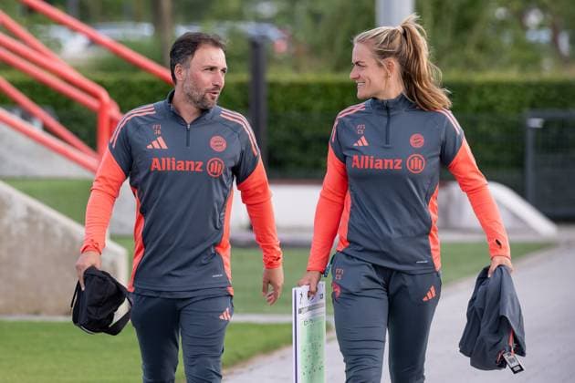 Jose Barcala (Chef-Trainer, FC Bayern Muenchen Frauen) mit Clara Schoene (Co-Trainerin, FC Bayern Muenchen Frauen) FC Bayern Muenchen Frauen, Fussball, Google Pixel Frauen-Bundesliga, Trainingseinheit, Saison 2025 2026, 21.07.2025. (DFL DFB REGULATIONS PROHIBIT ANY USE OF PHOTOGRAPHS as IMAGE SEQUENCES and or QUASI-VIDEO). FC Bayern Muenchen Frauen, Fussball, Google Pixel Frauen-Bundesliga, Trainingseinheit, Saison 2025 2026, 21.07.2025. Muenchen Copyright: xEibner-Pressefoto HeikexFeinerx EP_HFR