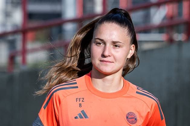 Samira Di Lauro (FC Bayern Muenchen Frauen II, 08) Portrait Portraet. FC Bayern Muenchen Frauen, Fussball, Google Pixel Frauen-Bundesliga, Trainingseinheit, Saison 2025 2026, 21.07.2025. (DFL DFB REGULATIONS PROHIBIT ANY USE OF PHOTOGRAPHS as IMAGE SEQUENCES and or QUASI-VIDEO). FC Bayern Muenchen Frauen, Fussball, Google Pixel Frauen-Bundesliga, Trainingseinheit, Saison 2025 2026, 21.07.2025. Muenchen Copyright: xEibner-Pressefoto HeikexFeinerx EP_HFR