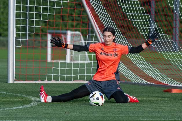 Julia Kreuzpaintner (Torfrau, FC Bayern Muenchen Frauen II, 32) FC Bayern Muenchen Frauen, Fussball, Google Pixel Frauen-Bundesliga, Trainingseinheit, Saison 2025 2026, 21.07.2025. (DFL DFB REGULATIONS PROHIBIT ANY USE OF PHOTOGRAPHS as IMAGE SEQUENCES and or QUASI-VIDEO). FC Bayern Muenchen Frauen, Fussball, Google Pixel Frauen-Bundesliga, Trainingseinheit, Saison 2025 2026, 21.07.2025. Muenchen Copyright: xEibner-Pressefoto HeikexFeinerx EP_HFR