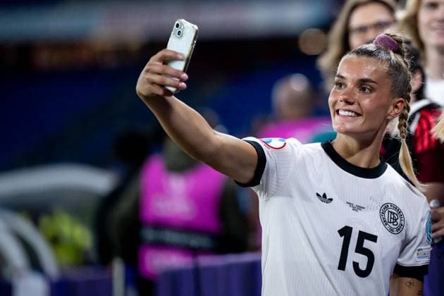 Selina Cerci (Deutschland, 15) macht Selfies mit den Fans, SUI, Frankreich vs Deutschland, Fussball, UEFA Womens Euro 2025, Viertelfinale, 19.07.2025 SUI, Frankreich vs Deutschland, Fussball, UEFA Womens Euro 2025, Viertelfinale, 19.07.2025 Basel Copyright: xEibner-Pressefoto Memmlerx EP_MMR