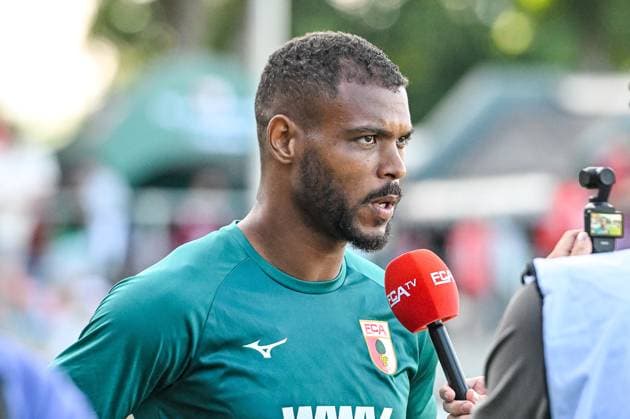 GER, FSP, FC Augsburg vs FC Memmingen 18.07.2025, e-con ArenaPark, Memmingen, GER, FSP, FC Augsburg vs FC Memmingen, im Bild Steve Mounie (FC Augsburg, 15), Mikrophon, Mikrofon von FCA TV