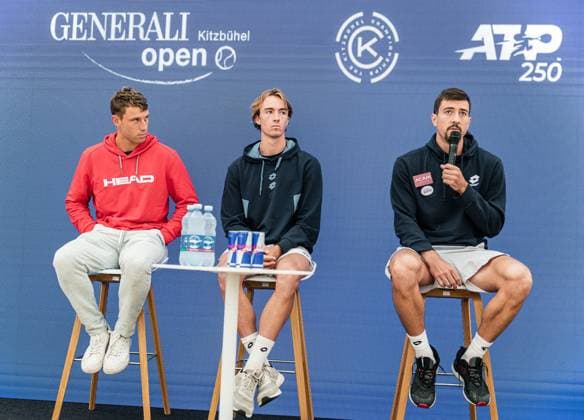 21.07.2025, Sportpark, Kitzbühel, AUT, ATP, Tennis Herren Tour, Generali Open Kitzbühel 2025, Pressekonferenz, im Bild v.l. Filip Misolic (AUT), Lukas Neumayer (AUT), Sebastian Ofner (AUT) f.l. Filip Misolic Lukas Neumayer and Sebastian Ofner of Austria during a press conference, PK, Pressekonferenz of Austrian Tennis Federation ÖTV at the 2025 Generali Open Kitzbühel of the ATP Tour at the Sportpark in Kitzbühel, Austria on 2025 07 21. Expa Kitzbühel
