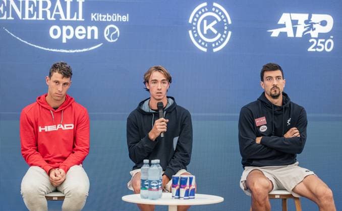 21.07.2025, Sportpark, Kitzbühel, AUT, ATP, Tennis Herren Tour, Generali Open Kitzbühel 2025, Pressekonferenz, im Bild v.l. Filip Misolic (AUT), Lukas Neumayer (AUT), Sebastian Ofner (AUT) f.l. Filip Misolic Lukas Neumayer and Sebastian Ofner of Austria during a press conference, PK, Pressekonferenz of Austrian Tennis Federation ÖTV at the 2025 Generali Open Kitzbühel of the ATP Tour at the Sportpark in Kitzbühel, Austria on 2025 07 21. Expa Kitzbühel