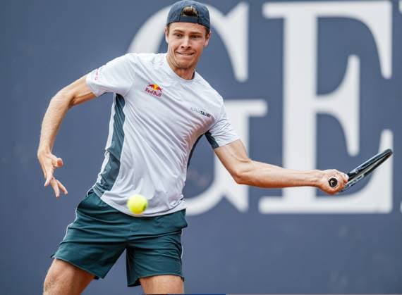 21.07.2025, Sportpark, Kitzbühel, AUT, ATP, Tennis Herren Tour, Generali Open Kitzbühel 2025, 1. Runde, Herren Einzel, im Bild v.l. Vorname Nachname (NAT), Vorname Nachname (NAT) f.l. Englisch during men s single 1. round match at the 2025 Generali Open Kitzbühel of the ATP Tour at the Sportpark in Kitzbühel, Austria on 2025 07 21. Expa Kitzbühel