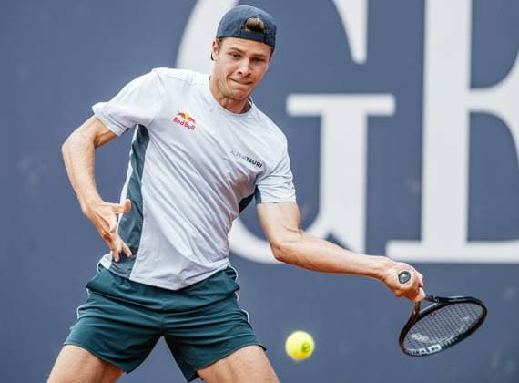21.07.2025, Sportpark, Kitzbühel, AUT, ATP, Tennis Herren Tour, Generali Open Kitzbühel 2025, 1. Runde, Herren Einzel, im Bild Joel Schwaerzler (AUT) Joel Schwaerzler of Austria during men s single 1. round match at the 2025 Generali Open Kitzbühel of the ATP Tour at the Sportpark in Kitzbühel, Austria on 2025 07 21. Expa Kitzbühel