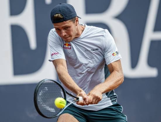 21.07.2025, Sportpark, Kitzbühel, AUT, ATP, Tennis Herren Tour, Generali Open Kitzbühel 2025, 1. Runde, Herren Einzel, im Bild Joel Schwaerzler (AUT) Joel Schwaerzler of Austria during men s single 1. round match at the 2025 Generali Open Kitzbühel of the ATP Tour at the Sportpark in Kitzbühel, Austria on 2025 07 21. Expa Kitzbühel