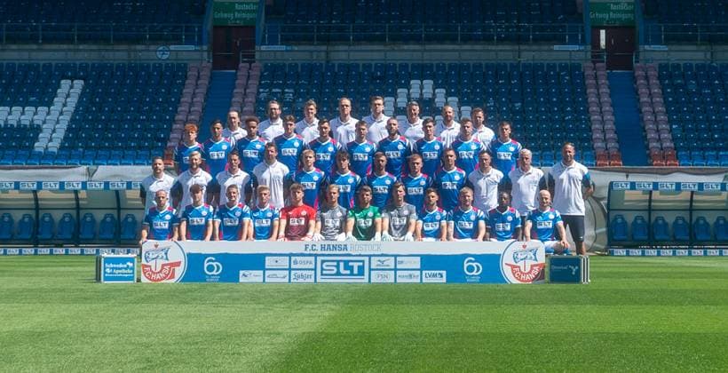 FC Hansa Rostock, 3. Liga, Potraittermin 2025 26, Mannschaftsfoto, hi. Reihe v. li.: Zeugwart Andy Thiem, Mannschaftsarzt Dr. Thomas Willert, Mannschaftsarzt Dr. Martin Randow, Video-Analyst Oliver Grebing, Physiotherapeut Sebastian Schlettwein, Busfahrer Alex Ogrinc, Physiotherapeut, Nils Vielrose, Chef-Physiotherapeut Martin Berthold; Dritte Reihe v. li.: Tim Krohn, Kenan Fatkic, Dario Gebuhr, Ryan Naderi, Paul Stock, Leon Reichardt, Dominik Lanius, Lukas Wallner, Florian Carstens, Jan Mejdr; Zweite Reihe v. li.: Direktor ProfifuBball Amir Shapourzadeh, Athletik-Reha-Trainer Daniel Rellman, Athletik-Trainer Reinhard Schnittker, Torwart-Trainer Dirk Orlishausen, Felix Ruschke, Benno Dietze, Jonas Dirkner, David Hummel, Franz Pfanne, Co-Trainer Marcus Rabenhorst, Co-Trainer Dirk Flock, Chef-Trainer Daniel Brinkmann; vordere Reihe v. li.: Adrien Lebeau, Fiete Bock, Nico Neidhart, Cedric Harenbrock, Erik Maurer, Max Hagemoser, Benjamin Uphoff, Philipp Klewin, Marco Schuster, Andreas Voglsammer, Christian Kinsombi, Maximilian Krauß Teamfoto FC Hansa Rostock im Ostseestadion. Rostock Ostseestadion Mecklenburg-Vorpommern Deutschland