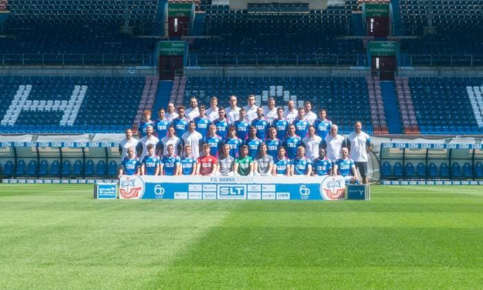 FC Hansa Rostock, 3. Liga, Potraittermin 2025 26, Mannschaftsfoto, hi. Reihe v. li.: Zeugwart Andy Thiem, Mannschaftsarzt Dr. Thomas Willert, Mannschaftsarzt Dr. Martin Randow, Video-Analyst Oliver Grebing, Physiotherapeut Sebastian Schlettwein, Busfahrer Alex Ogrinc, Physiotherapeut, Nils Vielrose, Chef-Physiotherapeut Martin Berthold; Dritte Reihe v. li.: Tim Krohn, Kenan Fatkic, Dario Gebuhr, Ryan Naderi, Paul Stock, Leon Reichardt, Dominik Lanius, Lukas Wallner, Florian Carstens, Jan Mejdr; Zweite Reihe v. li.: Direktor ProfifuBball Amir Shapourzadeh, Athletik-Reha-Trainer Daniel Rellman, Athletik-Trainer Reinhard Schnittker, Torwart-Trainer Dirk Orlishausen, Felix Ruschke, Benno Dietze, Jonas Dirkner, David Hummel, Franz Pfanne, Co-Trainer Marcus Rabenhorst, Co-Trainer Dirk Flock, Chef-Trainer Daniel Brinkmann; vordere Reihe v. li.: Adrien Lebeau, Fiete Bock, Nico Neidhart, Cedric Harenbrock, Erik Maurer, Max Hagemoser, Benjamin Uphoff, Philipp Klewin, Marco Schuster, Andreas Voglsammer, Christian Kinsombi, Maximilian Krauß Teamfoto FC Hansa Rostock im Ostseestadion. Rostock Ostseestadion Mecklenburg-Vorpommern Deutschland