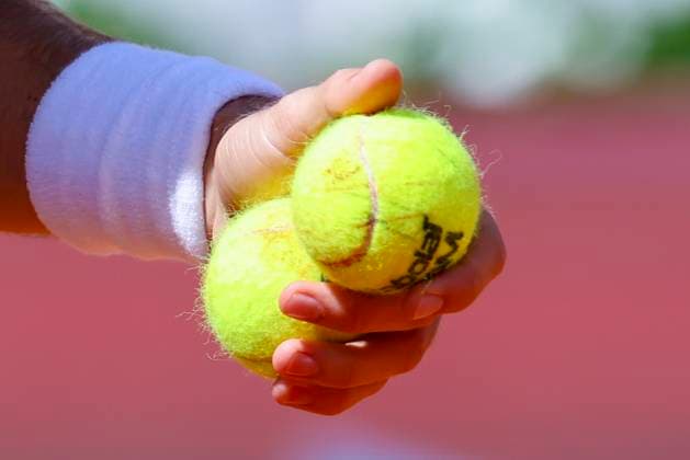 Ein Tennisspieler haelt vor dem Aufschlag zwei Tennisbaelle in seiner linken Hand, ATP, Tennis Herren 250 Tournament, Generali Open Kitzbuhel, Tennisstadion am Kapserfeld am 22. July 2025 in Kitzbuehel, Österreich. (Foto von Marco Steinbrenner DeFodi Images) A tennis player holds two tennis balls in his left hand before serving, ATP 250 Tournament, Generali Open Kitzbuhel, Tennis stadium at Kapserfeld, July 22, 2025 in Kitzbuehel, Austria. (Photo by Marco Steinbrenner DeFodi Images)