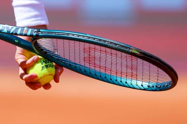Ein Tennisspieler haelt einen Tennisball in seiner linken Hand und beruehrt damit seinen Tennisschlaeger, ATP, Tennis Herren 250 Tournament, Generali Open Kitzbuhel, Tennisstadion am Kapserfeld am 22. July 2025 in Kitzbuehel, Österreich. (Foto von Marco Steinbrenner DeFodi Images) A tennis player holds a tennis ball in his left hand and touches his tennis racket with it, ATP 250 Tournament, Generali Open Kitzbuhel, Tennis stadium at Kapserfeld, July 22, 2025 in Kitzbuehel, Austria. (Photo by Marco Steinbrenner DeFodi Images)