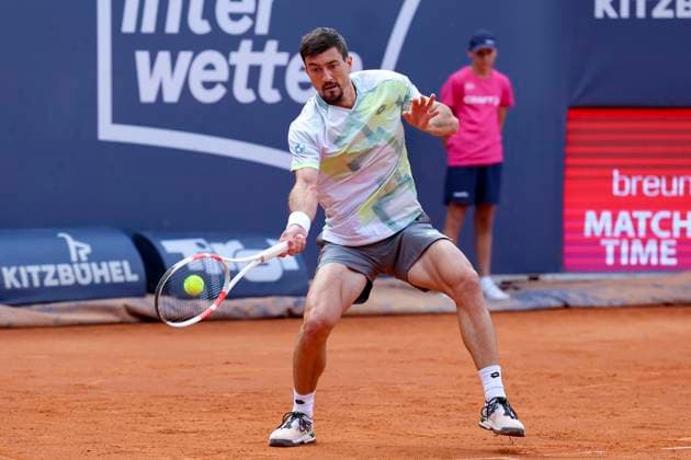Sebastian Ofner (Austria) kontrolliert den Ball, ATP, Tennis Herren 250 Tournament, Generali Open Kitzbuhel, Tennisstadion am Kapserfeld am 22. July 2025 in Kitzbuehel, Österreich. (Foto von Marco Steinbrenner DeFodi Images) Sebastian Ofner (Austria) controls the ball, ATP 250 Tournament, Generali Open Kitzbuhel, Tennis stadium at Kapserfeld, July 22, 2025 in Kitzbuehel, Austria. (Photo by Marco Steinbrenner DeFodi Images)