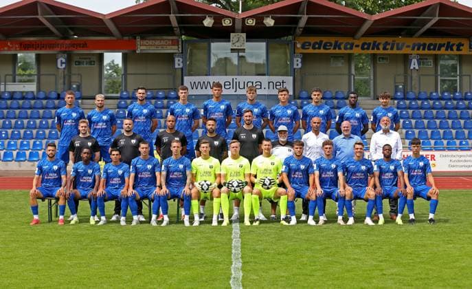 SGV Freiberg Porträttermin 2025 2026 . Hinten V.li. Marius Köhl 11 Jacob Engel 3 Christian Schmidt 9 Diamant Lokaj 8 Karlo Kuranyi 22 Tim Schmidt 17 Tim Pietsch 21 Amir Sivic 19 Abou Ballo 27 Melvin Cerkez 18. Mittlere Reihe V.li. Niklas Gröll, Trainer Kushtrim Lushtaku, Co-Trainer David Pisot, Co-Trainer Asilhan Yildiz, Torwarttrainer Niclas Heimann, Betreuer Mustafa Günbele, Sportlicher Leiter Mario Estasi, Kaufmännischer Leiter Manfred Bleile, Präsident Ermin Cerkez . Vorne V.li. Leon Petö 7 Matt Zie 20 Aris Malaj 23 Gal Grobelnik 29 Marco Kehl-Gomez 10 Ante Eljuga 40 Benedikt Grawe 1 Mateo Drjlo 33 Lukas Laupheimer 6 David Girmann 14 Tino Bradara 2 Ryan Adigo 30 Adam Krstanovic U19 Freiberg. Freiberg, GER, 20.07.2025 ,Fussball Reginalliga Südwest 2025 2026 .