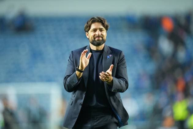 Rangers Manager Russell Martin applauds the Rangers fans at full-time. Final score Rangers 2 Panathinaikos 0. Rangers v Panathinaikos, UEFA Champions League, 2nd Qualifying Round, Football, Ibrox Stadium, Glasgow, UK - 22 Jul 2025Glasgow Ibrox Stadium United Kingdom EDITORIAL USE ONLY No use with unauthorised audio, video, data, fixture lists, club league logos or live services. Online in-match use limited to 120 images, no video emulation. No use in betting, games or single club league player publications. Copyright: xStuartxWallace Shutterstockx 15409267dm