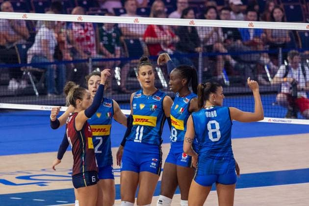 Italy - USA 23.07.2025 Lodz, Poland, women s Volleyball Nations League 2025, final round finals quarterfinals, game ( match ) Italy - USA; (siatkowka, Liga Narodow kobiet, cwiercfinal , runda finalowa Wlochy - USA) image shows: from left: Monica De Gennaro , Alice Carlotta Degradi , Anna Danesi , Paola Ogechi Egonu , Alessia Orro photo Katarzyna Plewczynska Fotostyk Copyright: xKatarzynaxPlewczynskax 20250723FCTKP031
