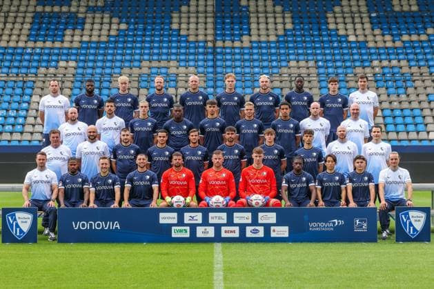 23.07.2025, Fussball, 2. Bundesliga, Saison 2025 2026, Mannschaftsfoto VfL Bochum, 4. Reihe v. l. Towarttrainer Sebastian Baumgartner (VfL Bochum), Ibrahim Sissoko (VfL Bochum), Collin Kleine-Bekel (VfL Bochum), Kevin Stöger (VfL Bochum), Philipp Hofmann (VfL Bochum), Mats Pannewig (VfL Bochum), Philipp Strompf (VfL Bochum), Ibrahima Sissoko (VfL Bochum), Moritz Broschinski (VfL Bochum), Niklas Honnete (VfL Bochum) 3. Reihe v. l. Co-Trainer Marc-Andrà Kruska (VfL Bochum), Co-Trainer Anthony Losilla (VfL Bochum), Noah Loosli (VfL Bochum), Mathis Clairicia (VfL Bochum), Cajetan Lenz (VfL Bochum), Leandro Morgalla (VfL Bochum), Francis Onyeka (VfL Bochum), Nico Böttcher (VfL Bochum), Maik Liesbrock (VfL Bochum) 2. Reihe v. l. Trainer Dieter Hecking (VfL Bochum), Co-Trainer Murat Ural (VfL Bochum), Matus Bero (VfL Bochum), Kjell Wätjen (VfL Bochum), Ramario Rösch (VfL Bochum), Gerrit Holtmann (VfL Bochum), Kasper Koscierski (VfL Bochum), Alessandro Crimaldi (VfL Bochum), Mark Sandfort (VfL Bochum), Dr. Ghani Hilal (VfL Bochum) 1. Reihe v. l. Björn Kadlubowski (VfL Bochum), Moritz-Broni Kwarteng (VfL Bochum), Felix Passlack (VfL Bochum), Maximilian Wittek (VfL Bochum), Niclas Thiede (VfL Bochum), Torwart Timo Horn (VfL Bochum), Hugo Rölleke (VfL Bochum), Koji Miyoshi (VfL Bochum), Lirim Jashari (VfL Bochum), Mathis Beckmann (VfL Bochum) Bochum NRW NRW Deutschland xRHR-FOTO TRx Copyright: TimxRehbein RHR-FOTOx RHR-FOTO TR