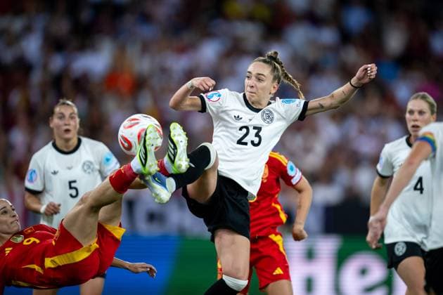 Sophia Kleinherne (Deutschland, 23) am Ball im Zweikampf mit Esther Gonzalez (Spanien, 09), SUI, Deutschland vs Spanien, Fussball, UEFA Womens Euro 2025, Halbfinale, 23.07.2025 SUI, Deutschland vs Spanien, Fussball, UEFA Womens Euro 2025, Halbfinale, 23.07.2025 Zuerich Copyright: xEibner-Pressefoto Memmlerx EP_MMR