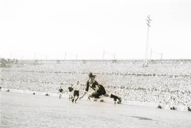Fussballweltmeisterschaft in der Schweiz Finalrunde, Gruppe 2 Ungarn - Deutschland 8:3 (3:1) U.B.z. Torwart Heinz Kwiatkowski (GER). 20.06.1954 in Basel (St.-Jakob-Stadion) - Schweiz