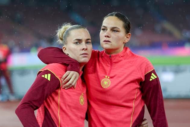 Laura Freigang (Deutschland, 10) und Giovanna Hoffmann (Deutschland, 18) nach dem Spiel , UEFA Womens EURO 2025, Frauen EM, (Halbfinale), Deutschland vs. Spanien, 23.07.2025, Stadion Letzigrund, Zürich, Schweiz Zürich Stadion Letzigrund Kanton Zürich Schweiz Copyright: xGrantxHubbsx