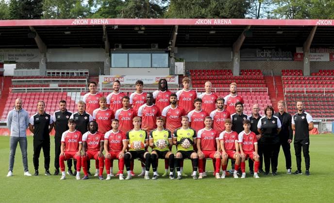 24.07.2025, Regionalliga Bayern, FC Wuerzburger Kickers, Regionalliga Bayern, Portraettermin 2025 2026 hintere Reihe v.li:, Eroll Zejnullahu (FC Wuerzburger Kickers), Peter Kurzweg (FC Wuerzburger Kickers), Batuhan Goegce (FC Wuerzburger Kickers), Sherif Cisse (FC Wuerzburger Kickers), Tiago de Moura Moraes (FC Wuerzburger Kickers), Luke Hemmerich (FC Wuerzburger Kickers), Patrick Hofmann (FC Wuerzburger Kickers) mittlere Reihe v.li:, Sportdirektor Sebastian Neumann (FC Wuerzburger Kickers), Trainer Marc Reitmaier (FC Wuerzburger Kickers), Fitnesstrainer Alban Ramaj (FC Wuerzburger Kickers), Torwarttrainer Lukas Wenzel (FC Wuerzburger Kickers), Marius Uhl (FC Wuerzburger Kickers), Jermain Nischalke (FC Wuerzburger Kickers), Tarsis Bonga (FC Wuerzburger Kickers), Ebrahim Fahrahnak (FC Wuerzburger Kickers), Dominic Schmidt (FC Wuerzburger Kickers), Daniel Haegele (FC Wuerzburger Kickers), Teamarzt Dr. Yama Kamawal (FC Wuerzburger Kickers), Teambetreuer Thomas Dornbusch (FC Wuerzburger Kickers), Teambetreuerin Rosi Orner (FC Wuerzburger Kickers), Vorstandsvorsitzender Andre Herber (FC Wuerzburger Kickers), Physiotherapeut Philipp Inzenhofer (FC Wuerzburger Kickers) vordere Reihe v.li:, Mustafa Zekiroski (FC Wuerzburger Kickers), Eliot Muteba (FC Wuerzburger Kickers), Dominik Meisel (FC Wuerzburger Kickers), Simon Langer (FC Wuerzburger Kickers), Johann Hipper (FC Wuerzburger Kickers), Nick Guttenberger (FC Wuerzburger Kickers), Tim Kraus (FC Wuerzburger Kickers), Bennet Knaus (FC Wuerzburger Kickers), Dorian Deppner (FC Wuerzburger Kickers). Es fehlen: Liam Omore (FC Wuerzburger Kickers), Maximillian Fesser (FC Wuerzburger Kickers) Wuerzburg AKON ARENA Bayern Deutschland