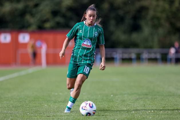 Tuana Mahmoud (SV Werder Bremen, 10) am Ball, Freisteller, Einzelbild, Ganzkörper, Aktion, Action, Spielszene, 24.07.2025, Bremen (Deutschland), Fussball, Testspiel Frauen, SV Werder Bremen - Cerezo Osaka Yanmar Ladies