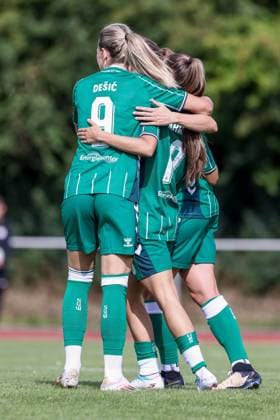 Spielerinnen des SV Werder Bremen mit Torjubel, Jubel, jubeln, jubelt, optimistisch, Spielszene, Highlight, Freude über das Tor zum 1:0, 24.07.2025, Bremen (Deutschland), Fussball, Testspiel Frauen, SV Werder Bremen - Cerezo Osaka Yanmar Ladies