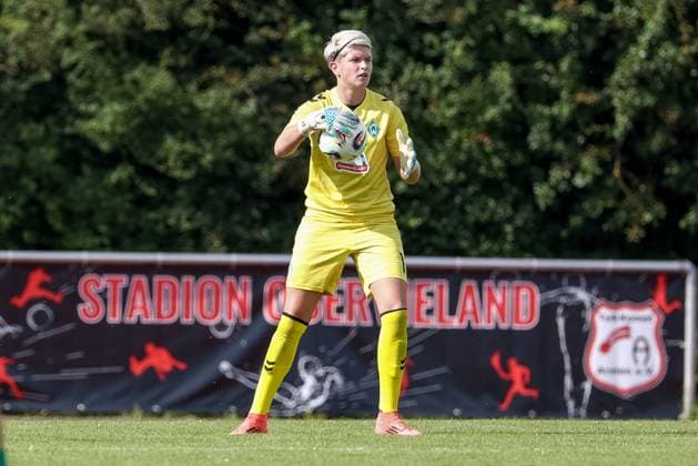 Vanessa Fischer (Torhüterin, Torwart, SV Werder Bremen, 1) am Ball, Freisteller, Einzelbild, Ganzkörper, Aktion, Action, Spielszene, 24.07.2025, Bremen (Deutschland), Fussball, Testspiel Frauen, SV Werder Bremen - Cerezo Osaka Yanmar Ladies