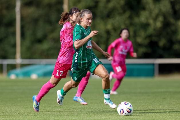 Tuana Mahmoud (SV Werder Bremen, 10) am Ball, Einzelbild, Ganzkörper, Aktion, Action, Spielszene, 24.07.2025, Bremen (Deutschland), Fussball, Testspiel Frauen, SV Werder Bremen - Cerezo Osaka Yanmar Ladies