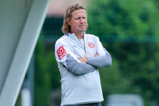 Trainer Bo Henriksen (1. FSV Mainz 05) schaut, Friendly match, 1. FSV Mainz 05 vs SV Seekirchen, Kaiserwinkl Arena am 25. July 2025 in Koessen, Oesterreich. (Foto von Marco Steinbrenner DeFodi Images) Trainer Bo Henriksen (1. FSV Mainz 05) looks on, Friendly match, 1. FSV Mainz 05 vs SV Seekirchen, Kaiserwinkl Arena, July 25, 2025 in Koessen, Austria. (Photo by Marco Steinbrenner DeFodi Images)