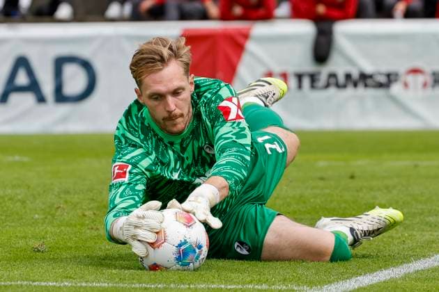 Florian Müller, Muller (SC Freiburg, 21) hält den Elfmeter von Stefan Kutschke (SG Dynamo Dresden, 30) , Fussball, Testspiel, 2025 2026, SC Freiburg vs. SG Dynamo Dresden, 25.07.2025, Fussballplatz Schruns, Schruns, Österreich Schruns Fussballplatz Schruns Vorarlberg Österreich Copyright: xGrantxHubbsx
