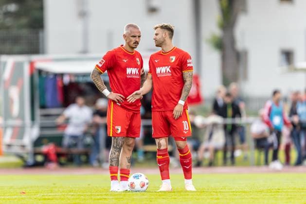 Fussball, Vorbereitung Saison 2025 2026, 1. Bundesliga, 3. Liga, Donaustadion Dillingen, Testspiel Freundschaftsspiel, Rot-Weiss Essen - FC Augsburg, 25.07.2025 25.07.2025, Fussball, Vorbereitung Saison 2025 2026, 1. Bundesliga, 3. Liga, Donaustadion Dillingen, Testspiel Freundschaftsspiel, Rot-Weiss Essen - FC Augsburg, Anstoß 21 Philipp Tietz (FC Augsburg), 10 Arne Maier (FC Augsburg) Foto: Lucca Fundel Dillingen Donaustadion Bayern Deutschland