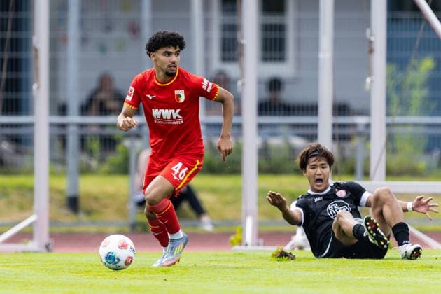 Fussball, Vorbereitung Saison 2025 2026, 1. Bundesliga, 3. Liga, Donaustadion Dillingen, Testspiel Freundschaftsspiel, Rot-Weiss Essen - FC Augsburg, 25.07.2025 25.07.2025, Fussball, Vorbereitung Saison 2025 2026, 1. Bundesliga, 3. Liga, Donaustadion Dillingen, Testspiel Freundschaftsspiel, Rot-Weiss Essen - FC Augsburg, U19-Spieler 46 Aiman Dardari (FC Augsburg), 24 Kaito Mizuta (Rot-Weiss Essen) Foto: Lucca Fundel Dillingen Donaustadion Bayern Deutschland