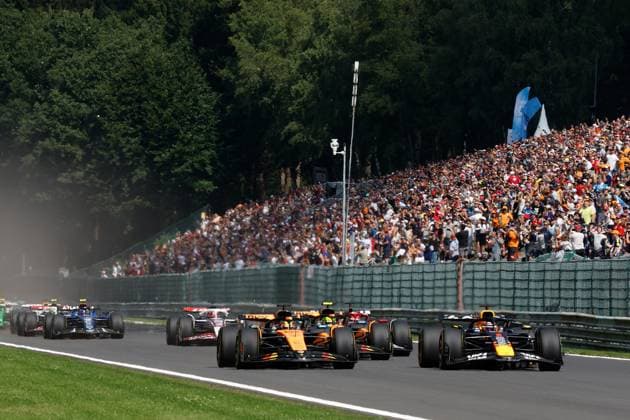 FORMULA 1 MOET & CHANDON BELGIAN GRAND PRIX 2025 26.07.2025, Circuit de Spa-Francorchamps, Spa-Franchorchamps, FORMULA 1 MOET & CHANDON BELGIAN GRAND PRIX 2025 , im Bild Rennstart:, Oscar Piastri (AUS), McLaren F1 Team, Max Verstappen (NLD), Oracle Red Bull Racing, Lando Norris (GBR), Charles Leclerc (MCO), Scuderia Ferrari HP, Esteban Ocon (FRA), MoneyGram Haas F1 Team
