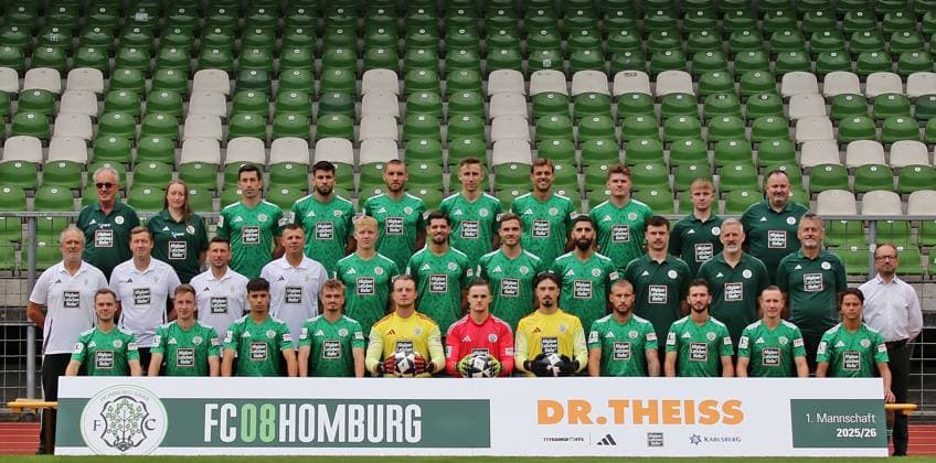26.07.2025, xmohx, Fussball Regionalliga Suedwest, FC Homburg - Fototermin Saison 2025 26 v.l. Mannschaftsbild FC 08 Homburg 2025-2026 Hinten von links nach Rechts: Mannschaftsarzt Peter Junkes, Mannschaftsärztin Gabriele Gouverneur, Phillipp Steinhart, Miguel Goncalves, Amar Suljić, Michael Heilig, Manuel Kober, Frederik Schumann, Athletiktrainer Clemens Struck, Betreuer Altay Tsitak Mitte von links nach Rechts: Cheftrainer Roland Seitz, Co-Trainer Benjamin Schwarz, Co-Trainer Sven Sökler, Torwarttrainer Enver Marina, Grischa Walzer, Oliver KovaÄić, Nils Röseler, Hilal El-Helwe, Physiotherapeut Alexander Downey, Physiotherapeut Klaus Ambrosch, Zeugwart & Greenkeeper Predrag Lamesic, Geschäftsführer Rafael Kowollik Vorne von links nach Rechts: Justin Petermann, Tim Steinmetz, Nicolas Jörg, Tim Littmann, Lukas Hoffmann, Michael Gelt, Elias Cervenka, Mart Ristl, Armend Qenaj, Markus Mendler, Minos Gouras Es fehlt: Frederic Baum (DFL DFB REGULATIONS PROHIBIT ANY USE OF PHOTOGRAPHS as IMAGE SEQUENCES and or QUASI-VIDEO) Homburg