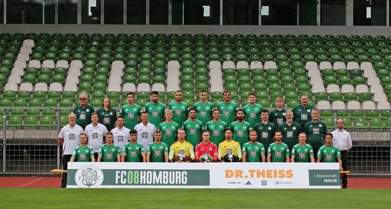 26.07.2025, xmohx, Fussball Regionalliga Suedwest, FC Homburg - Fototermin Saison 2025 26 v.l. Mannschaftsbild FC 08 Homburg 2025-2026 Hinten von links nach Rechts: Mannschaftsarzt Peter Junkes, Mannschaftsärztin Gabriele Gouverneur, Phillipp Steinhart, Miguel Goncalves, Amar Suljić, Michael Heilig, Manuel Kober, Frederik Schumann, Athletiktrainer Clemens Struck, Betreuer Altay Tsitak Mitte von links nach Rechts: Cheftrainer Roland Seitz, Co-Trainer Benjamin Schwarz, Co-Trainer Sven Sökler, Torwarttrainer Enver Marina, Grischa Walzer, Oliver KovaÄić, Nils Röseler, Hilal El-Helwe, Physiotherapeut Alexander Downey, Physiotherapeut Klaus Ambrosch, Zeugwart & Greenkeeper Predrag Lamesic, Geschäftsführer Rafael Kowollik Vorne von links nach Rechts: Justin Petermann, Tim Steinmetz, Nicolas Jörg, Tim Littmann, Lukas Hoffmann, Michael Gelt, Elias Cervenka, Mart Ristl, Armend Qenaj, Markus Mendler, Minos Gouras Es fehlt: Frederic Baum (DFL DFB REGULATIONS PROHIBIT ANY USE OF PHOTOGRAPHS as IMAGE SEQUENCES and or QUASI-VIDEO) Homburg