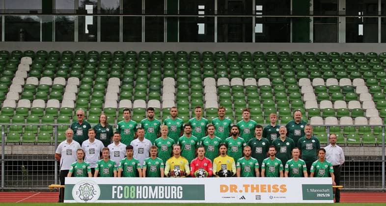 26.07.2025, xmohx, Fussball Regionalliga Suedwest, FC Homburg - Fototermin Saison 2025 26 v.l. Mannschaftsbild FC 08 Homburg 2025-2026 Hinten von links nach Rechts: Mannschaftsarzt Peter Junkes, Mannschaftsärztin Gabriele Gouverneur, Phillipp Steinhart, Miguel Goncalves, Amar Suljić, Michael Heilig, Manuel Kober, Frederik Schumann, Athletiktrainer Clemens Struck, Betreuer Altay Tsitak Mitte von links nach Rechts: Cheftrainer Roland Seitz, Co-Trainer Benjamin Schwarz, Co-Trainer Sven Sökler, Torwarttrainer Enver Marina, Grischa Walzer, Oliver KovaÄić, Nils Röseler, Hilal El-Helwe, Physiotherapeut Alexander Downey, Physiotherapeut Klaus Ambrosch, Zeugwart & Greenkeeper Predrag Lamesic, Geschäftsführer Rafael Kowollik Vorne von links nach Rechts: Justin Petermann, Tim Steinmetz, Nicolas Jörg, Tim Littmann, Lukas Hoffmann, Michael Gelt, Elias Cervenka, Mart Ristl, Armend Qenaj, Markus Mendler, Minos Gouras Es fehlt: Frederic Baum (DFL DFB REGULATIONS PROHIBIT ANY USE OF PHOTOGRAPHS as IMAGE SEQUENCES and or QUASI-VIDEO) Homburg