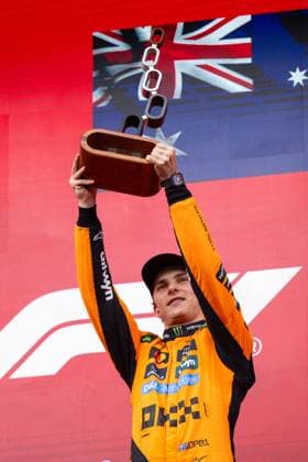Oscar Piastri (McLaren Formula 1 Team, Australien, 81) jubelt bei der Siegerehrung auf dem Podium ueber den Sieg, BEL, Formel 1 Weltmeisterschaft, Moet Chandon Grand Prix von Belgien, Circuit de Spa-Francorchamps, Rennen, Saison 2025, 27.07.2025 BEL, Formel 1 Weltmeisterschaft, Moet Chandon Grand Prix von Belgien, Circuit de Spa-Francorchamps, Rennen, Saison 2025, 27.07.2025 Spa-Francorchamps Copyright: xEibner-Pressefoto Memmlerx EP_MMR