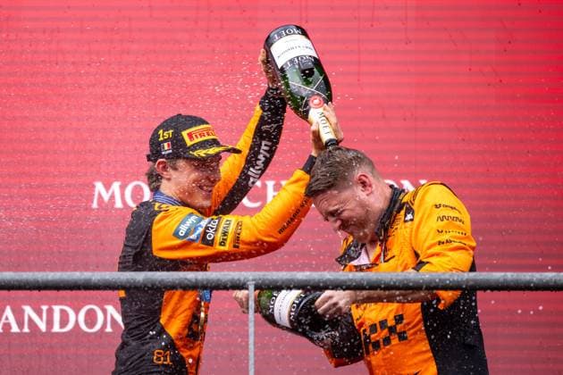 Oscar Piastri (McLaren Formula 1 Team, Australien, 81), McLaren Trophy Delegate jubeln auf dem Podium bei der Siegerehrung und spritzen Champagner, BEL, Formel 1 Weltmeisterschaft, Moet Chandon Grand Prix von Belgien, Circuit de Spa-Francorchamps, Rennen, Saison 2025, 27.07.2025 BEL, Formel 1 Weltmeisterschaft, Moet Chandon Grand Prix von Belgien, Circuit de Spa-Francorchamps, Rennen, Saison 2025, 27.07.2025 Spa-Francorchamps Copyright: xEibner-Pressefoto Memmlerx EP_MMR