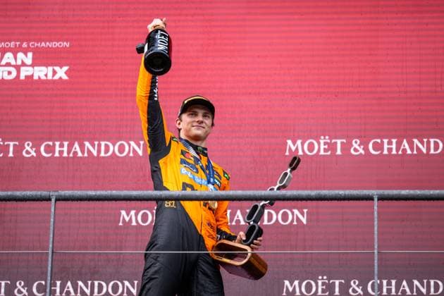 Oscar Piastri (McLaren Formula 1 Team, Australien, 81) jubelt bei der Siegerehrung auf dem Podium ueber den Sieg, BEL, Formel 1 Weltmeisterschaft, Moet Chandon Grand Prix von Belgien, Circuit de Spa-Francorchamps, Rennen, Saison 2025, 27.07.2025 BEL, Formel 1 Weltmeisterschaft, Moet Chandon Grand Prix von Belgien, Circuit de Spa-Francorchamps, Rennen, Saison 2025, 27.07.2025 Spa-Francorchamps Copyright: xEibner-Pressefoto Memmlerx EP_MMR