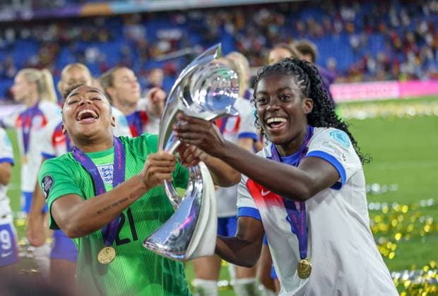 CHE, Basel, England vs Spanien, Länderspiel, UEFA, St. Jakob-Park, UEFA European Women s Championship 2025, Finale im Bild: England gewinnt durch Elfmeterschießen gegen Spanien den Pokal der Europameisterschaft und feiert, Jubel der Spielerinnen, Khiara Keating (England 21), Michelle Agyemang (England 17) DFB DFL REGULATIONS PROHIBIT ANY USE OF PHOTOGRAPHS AS IMAGE SEQUENCES AND OR QUASI-VIDEO, 27.07.2025, Copyright: HMBxMedia HendrikxHamelau