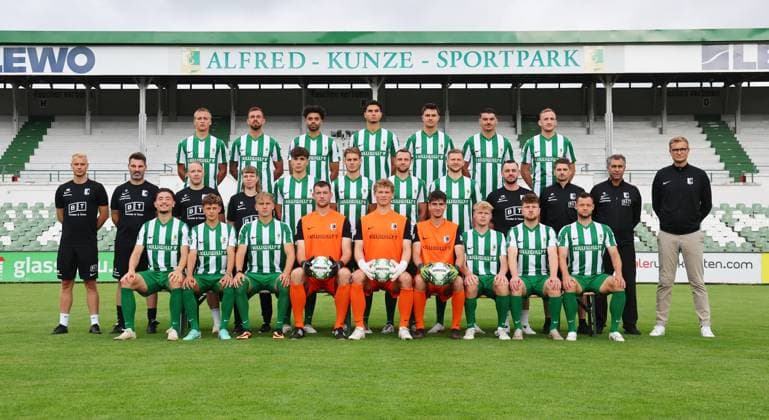 Teampraesentation Chemie Leipzig Regionalliga BSG Chemie Leipzig; Regionalliga Nordost, Porträttermin 2025 2026, Mannschaftsfoto , Hintere Reihe von links: Yehor Chyher, Rudolf Sanin, Stanley Ratifo, Lorenz Hollenbach, Marc Enke, Julian Weigel, Pilipp Wendt , mittlere Reihe von links: Co-Trainer Markus Wolf, Cheftrainer Adrian Alipour, Athletiktrainer Erik Fischer, Physiotherateutin Kira Dörnte Doernte, Julius Hoffmann, Lasse Timpelan, Tim Kießling Kiessling, Tim Bunge, Physiotherapeut Leon -Philipp Dastych, Teammanager Daniel Heinze, Physiotherapeut Alireza Hamzehian, sportlicher Leiter David Bergner, vordere Reihe von links: Valon Aliji, Fynn Seidel, Rajk Lisinski, Torhüter Florian Horenburg, Torhüter Luca Böggemann Boeggemann, Torhüter Tom Eisfeld, Lukas Griebsch, Maxime Langner, Jannik Mäder Maeder , Leipzig, 26.07.2025, Alfred-Kunze-Sportpark, Fußball , Nur zur redaktionellen Nutzung. Only editorial use.