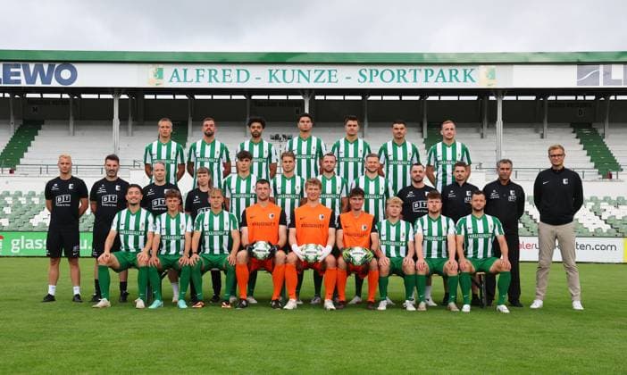 Teampraesentation Chemie Leipzig Regionalliga BSG Chemie Leipzig; Regionalliga Nordost, Porträttermin 2025 2026, Mannschaftsfoto , Hintere Reihe von links: Yehor Chyher, Rudolf Sanin, Stanley Ratifo, Lorenz Hollenbach, Marc Enke, Julian Weigel, Pilipp Wendt , mittlere Reihe von links: Co-Trainer Markus Wolf, Cheftrainer Adrian Alipour, Athletiktrainer Erik Fischer, Physiotherateutin Kira Dörnte Doernte, Julius Hoffmann, Lasse Timpelan, Tim Kießling Kiessling, Tim Bunge, Physiotherapeut Leon -Philipp Dastych, Teammanager Daniel Heinze, Physiotherapeut Alireza Hamzehian, sportlicher Leiter David Bergner, vordere Reihe von links: Valon Aliji, Fynn Seidel, Rajk Lisinski, Torhüter Florian Horenburg, Torhüter Luca Böggemann Boeggemann, Torhüter Tom Eisfeld, Lukas Griebsch, Maxime Langner, Jannik Mäder Maeder , Leipzig, 26.07.2025, Alfred-Kunze-Sportpark, Fußball , Nur zur redaktionellen Nutzung. Only editorial use.