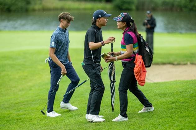 Emil Großmann (Stuttgarter GC Solitude) links wird zweiter und Michael Mayer (GC München Valley) rechts gewinnt, seine Mutter gratuliert, GER, 15. BWGV-INTERNATIONAL MATCHPLAY-TROPHY, Golf, Maedchen und Jungen, imt Golf, 26.-29.07.2025, GER, 15. BWGV-INTERNATIONAL MATCHPLAY-TROPHY, Golf, Maedchen und Jungen, imt Golf, 26.-29.07.2025 Wain Copyright: xEibner-Pressefotox EP_SWA