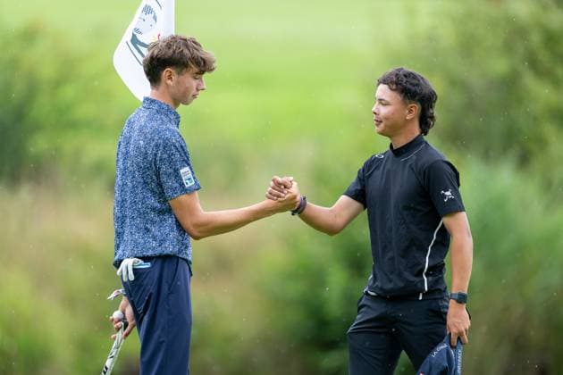 Emil Großmann (Stuttgarter GC Solitude) links wird zweiter und gratuliert und Michael Mayer (GC München Valley) rechts dem Sieger, GER, 15. BWGV-INTERNATIONAL MATCHPLAY-TROPHY, Golf, Maedchen und Jungen, imt Golf, 26.-29.07.2025, GER, 15. BWGV-INTERNATIONAL MATCHPLAY-TROPHY, Golf, Maedchen und Jungen, imt Golf, 26.-29.07.2025 Wain Copyright: xEibner-Pressefotox EP_SWA
