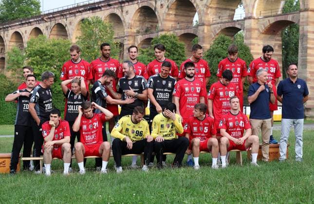 29.07.2025, Deutschland, Bietigheim, Handball 2. Bundesliga, SG BBM Bietigheim Porträttermin, Vordere Reihe (vlnr): Juan de la Pena (13), Moritz Strosack (29), Alexander Pfeifer (31), Jan Hrdlicka (96), Martin Tomovski (24), Nico Bacani (5), Till Hermann (41), Max Prantner (66). Mittlere Reihe (vlnr): Tom Görres (Athletiktrainer), Lisa Frey (Physio), Jens Rith (Team-Manager), Manuel Schmidt (Co-Trainer), Iker Romero (Chefcoach), Jürgen Müller (Torwart-Trainer), Dr. Johannes Buderer (Arzt), Dr. Georgios Karavalakis (Arzt). Hintere Reihe (vlnr): Nikola Vlahovic (3), Tom Wolf (10), Djibril M Bengue (33), Dominik Claus (7), Fynn Nicolaus (14), Fabian Wiederstein (18), Alen Hadzimuhamedovic (8), Jonathan Fischer (36).