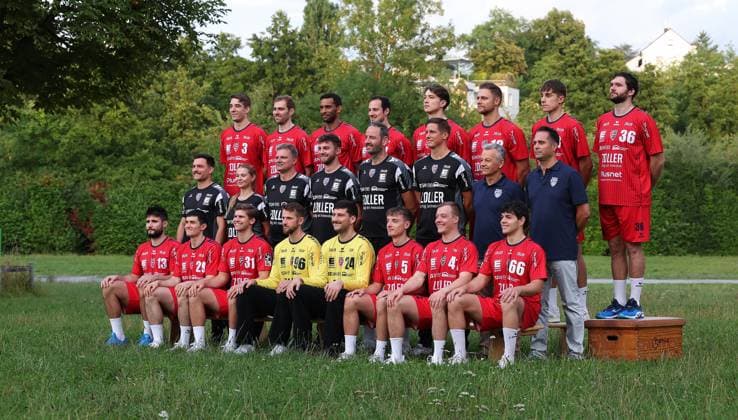 29.07.2025, Deutschland, Bietigheim, Handball 2. Bundesliga, SG BBM Bietigheim Porträttermin, Vordere Reihe (vlnr): Juan de la Pena (13), Moritz Strosack (29), Alexander Pfeifer (31), Jan Hrdlicka (96), Martin Tomovski (24), Nico Bacani (5), Till Hermann (41), Max Prantner (66). Mittlere Reihe (vlnr): Tom Görres (Athletiktrainer), Lisa Frey (Physio), Jens Rith (Team-Manager), Manuel Schmidt (Co-Trainer), Iker Romero (Chefcoach), Jürgen Müller (Torwart-Trainer), Dr. Johannes Buderer (Arzt), Dr. Georgios Karavalakis (Arzt). Hintere Reihe (vlnr): Nikola Vlahovic (3), Tom Wolf (10), Djibril M Bengue (33), Dominik Claus (7), Fynn Nicolaus (14), Fabian Wiederstein (18), Alen Hadzimuhamedovic (8), Jonathan Fischer (36).