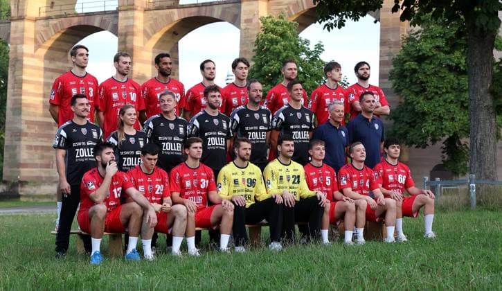 29.07.2025, Deutschland, Bietigheim, Handball 2. Bundesliga, SG BBM Bietigheim Porträttermin, Vordere Reihe (vlnr): Juan de la Pena (13), Moritz Strosack (29), Alexander Pfeifer (31), Jan Hrdlicka (96), Martin Tomovski (24), Nico Bacani (5), Till Hermann (41), Max Prantner (66). Mittlere Reihe (vlnr): Tom Görres (Athletiktrainer), Lisa Frey (Physio), Jens Rith (Team-Manager), Manuel Schmidt (Co-Trainer), Iker Romero (Chefcoach), Jürgen Müller (Torwart-Trainer), Dr. Johannes Buderer (Arzt), Dr. Georgios Karavalakis (Arzt). Hintere Reihe (vlnr): Nikola Vlahovic (3), Tom Wolf (10), Djibril M Bengue (33), Dominik Claus (7), Fynn Nicolaus (14), Fabian Wiederstein (18), Alen Hadzimuhamedovic (8), Jonathan Fischer (36).