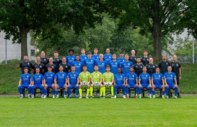 VSG Altglienicke; NOFV Regionalliga Nordost, Porträttermin 2025 2026, Mannschaftsfoto, obere Reihe v.l. Torwarttrainer Udo Gans, Physiotherapeut Maximilian Müschner, Patrick-Emmanuel Abe, Jonas Hartl, Nico Lübke, Jonas Nietfeld, Syaband Ali, Physiotherapeut Lorent Idrizi, Analyst Lenas Neubauer Mittlere Reihe v.l. Torsten Mattuschka (sportliche Leitung), Co-Trainer Dan Twardzik, Trainer Ersan Parlatan, Co-Trainer Ercan Aydinoglu, David Kebe, Ben Wagner, Paul Manske, Anthony Roczen, Johannes Manske, Athletiktrainer Türker Öztürk, Zeugwart Jürgen Pastille, Teammanager Mauricio Marin, Torwarttrainer Oliver Hähnke Untere Reihe v.l. Julien Friedrich, Dominik Schickersinsky, Louis Wagner, Ugur Ogulcan Tezel, Patrick Kapp, Torhüter Malik Liao, Torhüter Luis Zwick, Torhüter Luis Klatte, Sydney Mohamed Sylla, Biyan Kizildemir, Philip Türpitz, Noah Kardam, Tim Rieder 17.07.2025, Copyright: xSebastianxRäppold MatthiasxKochx