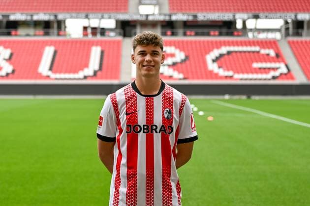 Noah Weisshaupt (SC Freiburg, 13) GER, SC Freiburg, Fussball, 1. BL, Portraettermin 2025 2026, 30.07.2025 GER, SC Freiburg, Fussball, 1. BL, Portraettermin 2025 2026, 30.07.2025 Freiburg Copyright: xEibner-Pressefoto ThomasxHessx EP_THS
